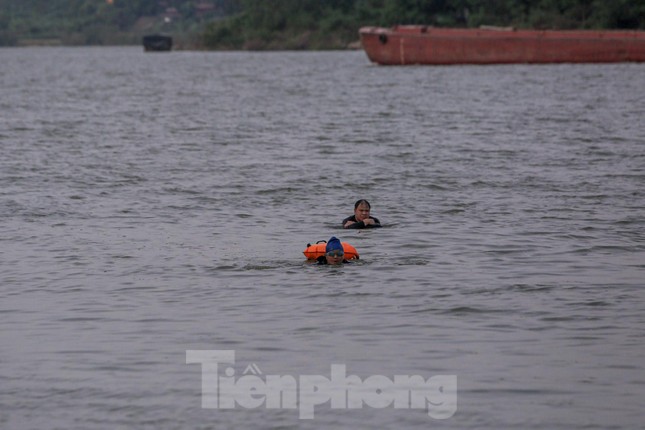 Hà Nội rét căm căm, nhiều người vẫn 'luyện công' tắm sông Hồng - Ảnh 5.