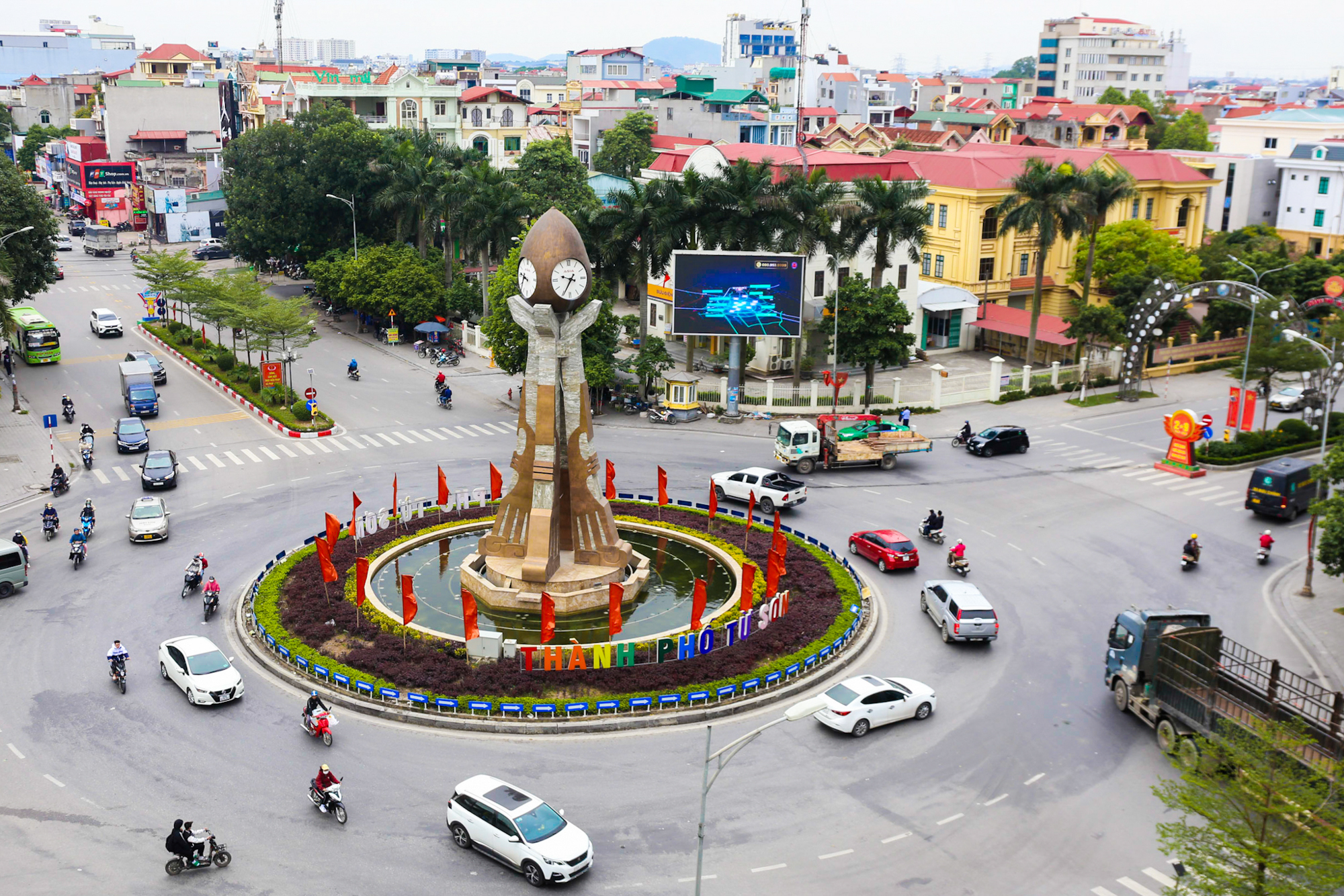 Tăng trưởng 2 chữ số liên tục 20 năm, huyện nghèo trở thành thành phố trẻ nhất Việt Nam - Ảnh 2.