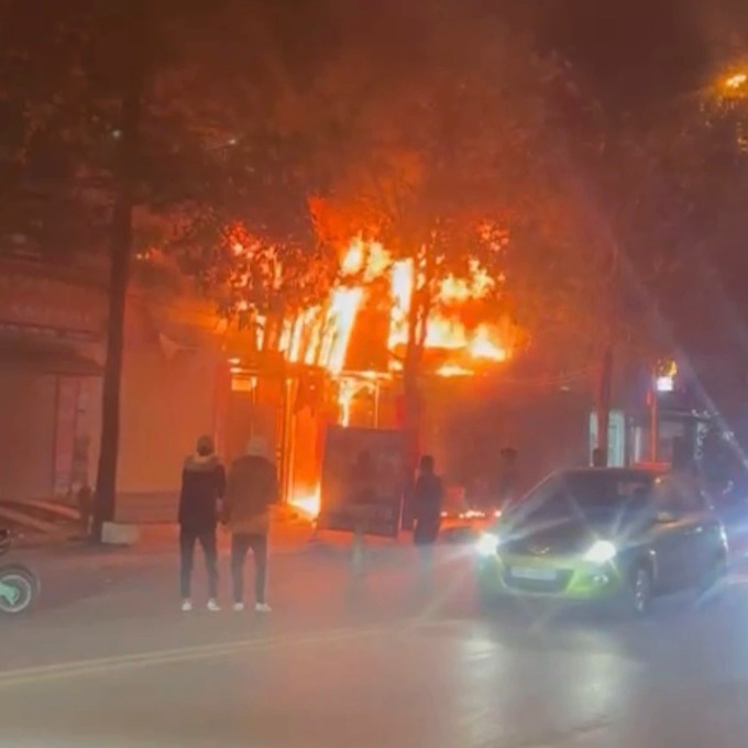 Cháy 4 căn nhà tạm và 1 cửa hàng sửa xe máy bị sập ở Hà Nội - Ảnh 1.