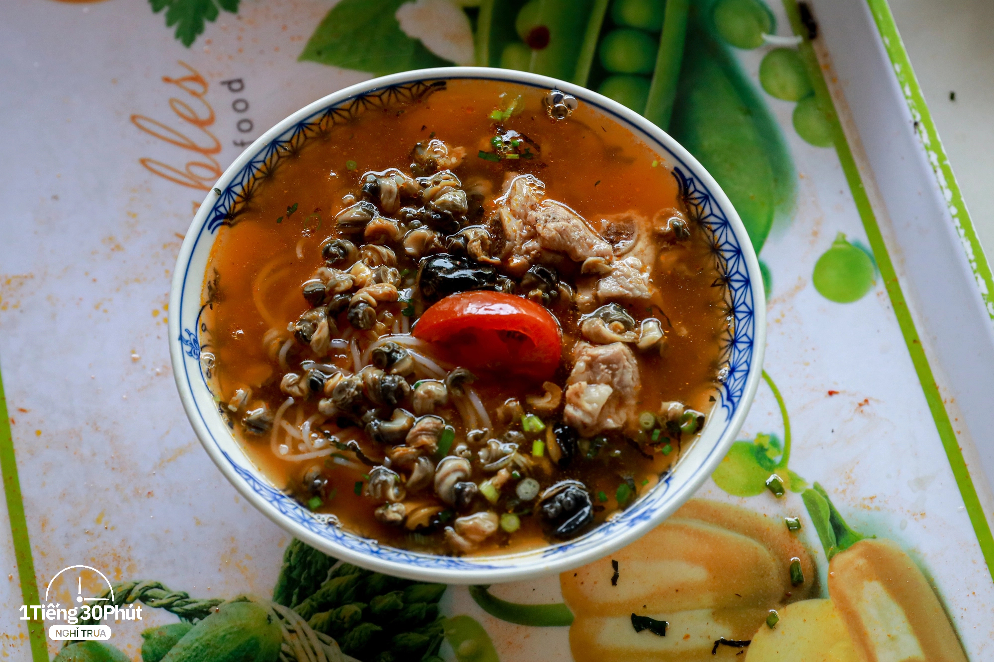 Duy Tân - con phố dài 500m nhưng hàng trăm dân văn phòng mỗi ngày bỏ tự nấu cơm trưa, chọn ăn ngoài vì giá cực rẻ - Ảnh 10. Duy Tân - con phố dài 500m nhưng hàng trăm dân văn phòng mỗi ngày bỏ tự nấu cơm trưa, chọn ăn ngoài vì giá cực rẻ - Ảnh 10.