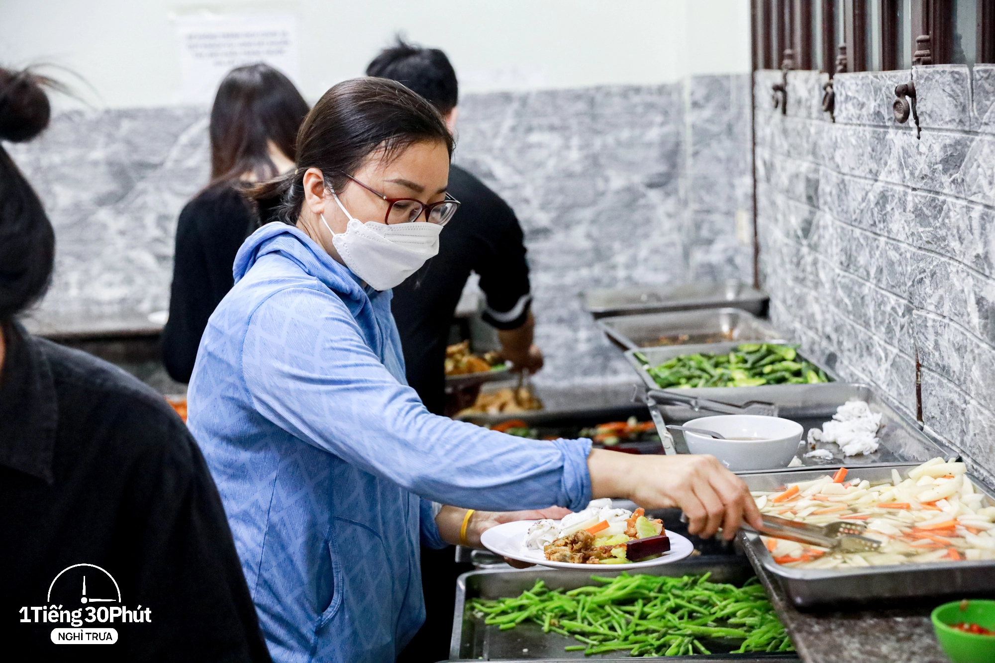 Duy Tân - con phố dài 500m nhưng hàng trăm dân văn phòng mỗi ngày bỏ tự nấu cơm trưa, chọn ăn ngoài vì giá cực rẻ - Ảnh 9.