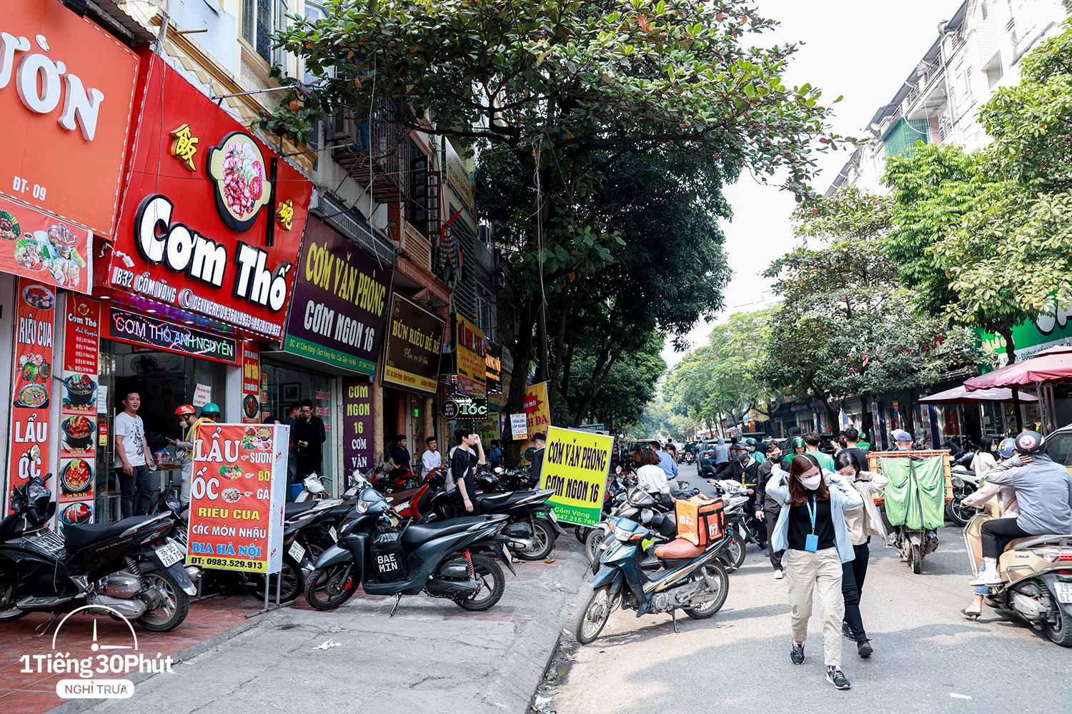Duy Tân - con phố dài 500m nhưng hàng trăm dân văn phòng mỗi ngày bỏ tự nấu cơm trưa, chọn ăn ngoài vì giá cực rẻ - Ảnh 6. Duy Tân - con phố dài 500m nhưng hàng trăm dân văn phòng mỗi ngày bỏ tự nấu cơm trưa, chọn ăn ngoài vì giá cực rẻ - Ảnh 6.