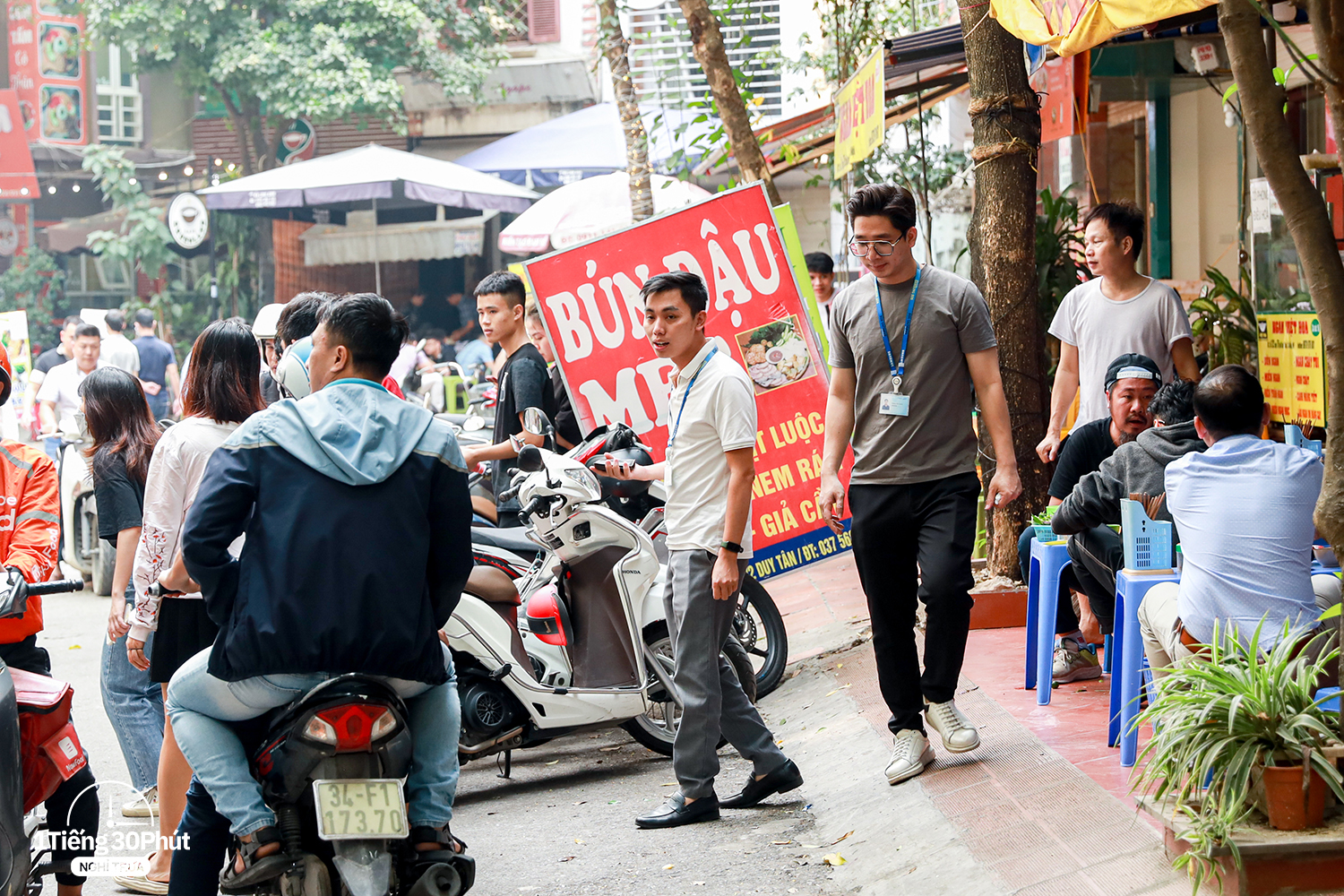 Duy Tân - con phố dài 500m nhưng hàng trăm dân văn phòng mỗi ngày bỏ tự nấu cơm trưa, chọn ăn ngoài vì giá cực rẻ - Ảnh 4. Duy Tân - con phố dài 500m nhưng hàng trăm dân văn phòng mỗi ngày bỏ tự nấu cơm trưa, chọn ăn ngoài vì giá cực rẻ - Ảnh 4.
