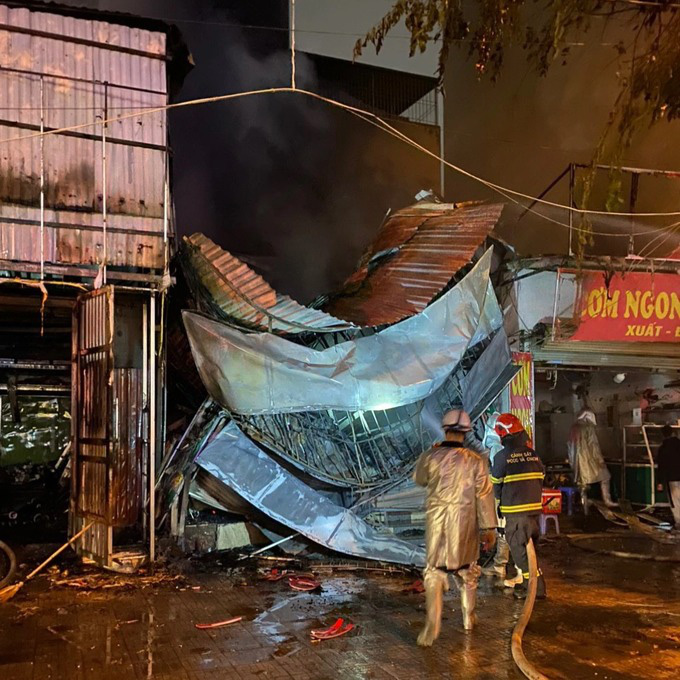 Cháy 4 căn nhà tạm và 1 cửa hàng sửa xe máy bị sập ở Hà Nội - Ảnh 2.