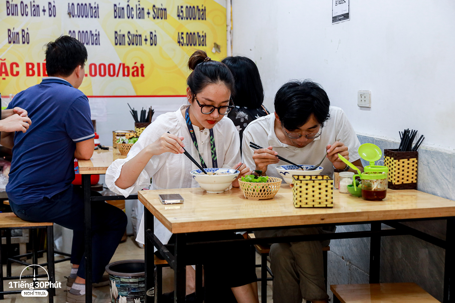 Duy Tân - con phố dài 500m nhưng hàng trăm dân văn phòng mỗi ngày bỏ tự nấu cơm trưa, chọn ăn ngoài vì giá cực rẻ - Ảnh 18. Duy Tân - con phố dài 500m nhưng hàng trăm dân văn phòng mỗi ngày bỏ tự nấu cơm trưa, chọn ăn ngoài vì giá cực rẻ - Ảnh 18.