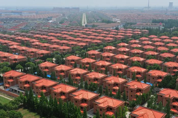 Thăng trầm của ngôi làng giàu nhất Trung Quốc: Từng thu nhập vài tỷ USD/năm, cho không người dân biệt thự, xe sang nhưng cuối cùng chìm trong núi nợ - Ảnh 1.