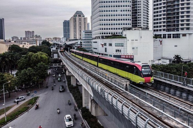 Metro Nhổn - ga Hà Nội vận hành đủ 8 đoàn tàu trong ngày chạy thử đầu tiên - Ảnh 1.