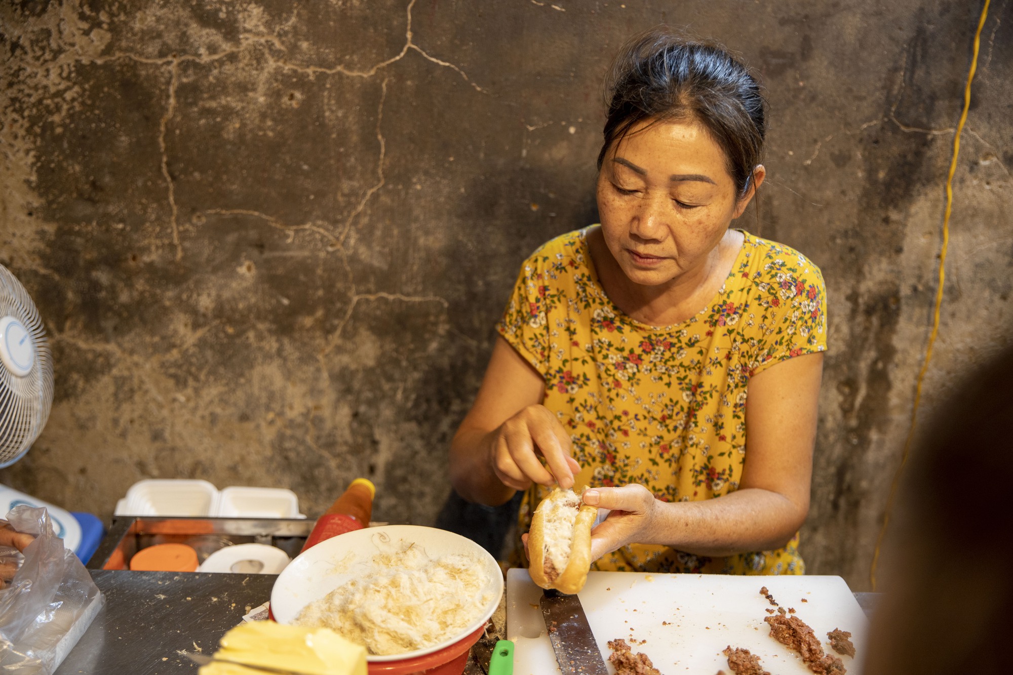 Hàng bánh mì pate “sinh ra” từ ngã tư cột đèn, là “nguồn cảm hứng” cho công ty đồ đóng hộp vì công thức bí mật vẫn chưa từng tiết lộ - Ảnh 6.