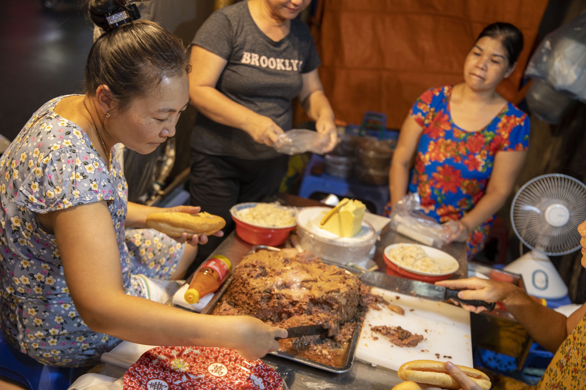 Hàng bánh mì pate “sinh ra” từ ngã tư cột đèn, là “nguồn cảm hứng” cho công ty đồ đóng hộp vì công thức bí mật vẫn chưa từng tiết lộ - Ảnh 4.