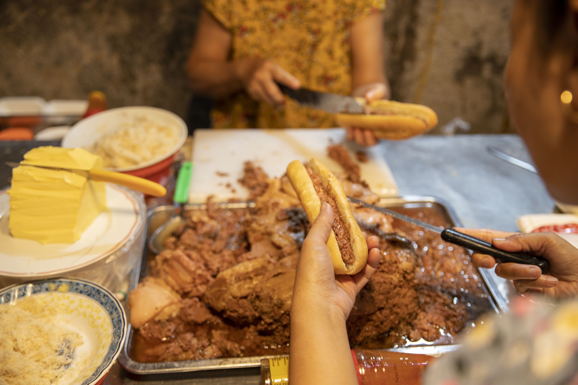 Hàng bánh mì pate “sinh ra” từ ngã tư cột đèn, là “nguồn cảm hứng” cho công ty đồ đóng hộp vì công thức bí mật vẫn chưa từng tiết lộ - Ảnh 10.