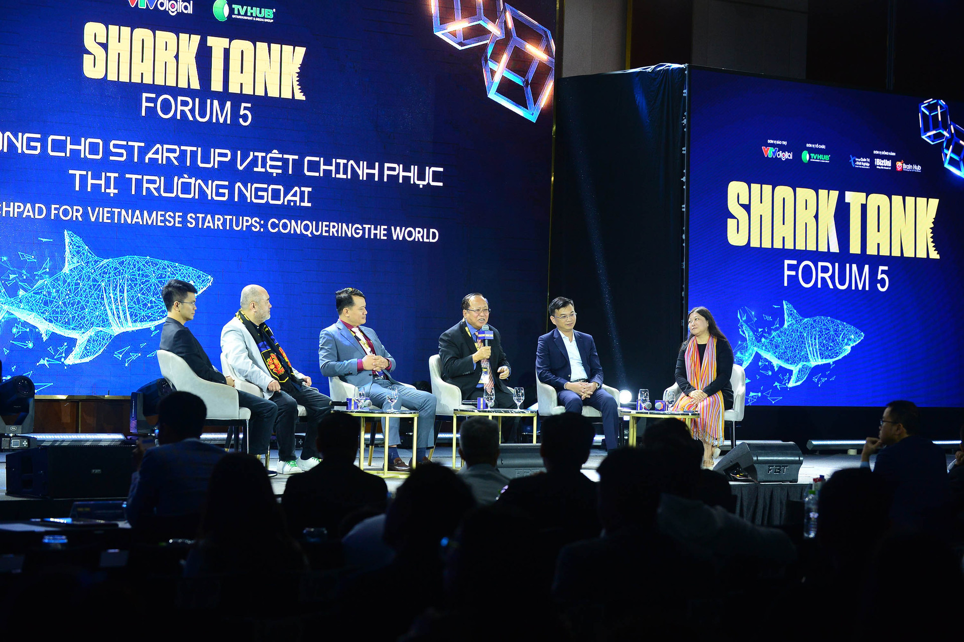 Startup Việt chinh phục xứ người: Shark Hùng Anh khuyên &quot;đánh&quot; thẳng thị trường Âu Mỹ, GS Hà Tôn Vinh nói Viettel &quot;Lào tiến&quot; vẫn thành công - Ảnh 1.