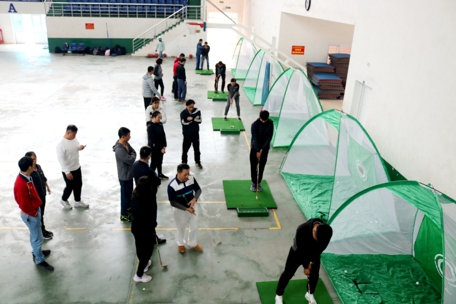 Một trường công lập đưa Golf vào dạy thể chất: Cung cấp toàn bộ thiết bị, học phí chẳng đắt đỏ như lầm tưởng - Ảnh 1. Một trường công lập đưa Golf vào dạy thể chất: Cung cấp toàn bộ thiết bị, học phí chẳng đắt đỏ như lầm tưởng - Ảnh 1.