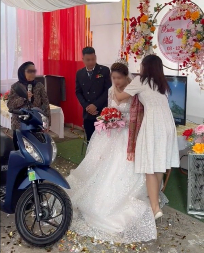 Xúc động bà nội tích cóp tiền tặng xe, vàng cho cháu gái mồ côi làm của hồi môn - Ảnh 3. Xúc động bà nội tích cóp tiền tặng xe, vàng cho cháu gái mồ côi làm của hồi môn - Ảnh 3.