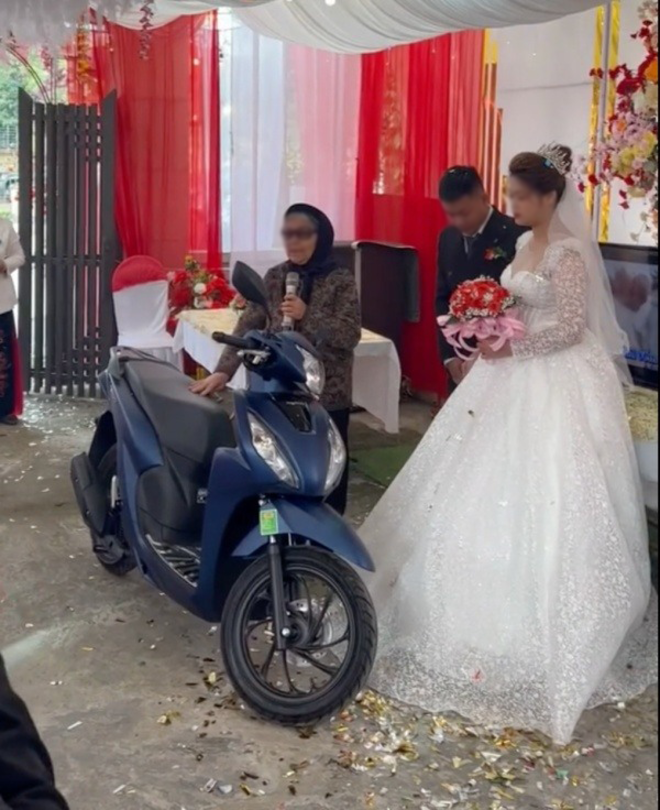 Xúc động bà nội tích cóp tiền tặng xe, vàng cho cháu gái mồ côi làm của hồi môn - Ảnh 2. Xúc động bà nội tích cóp tiền tặng xe, vàng cho cháu gái mồ côi làm của hồi môn - Ảnh 2.