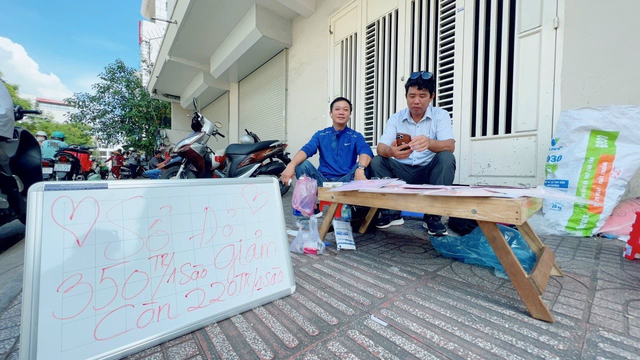 Đem sổ đỏ ra vỉa hè rao bán: “Tôi phải ngồi ở hẻm trung tâm thì mới đón được lượng khách có tiền…” - Ảnh 1. Đem sổ đỏ ra vỉa hè rao bán: “Tôi phải ngồi ở hẻm trung tâm thì mới đón được lượng khách có tiền…” - Ảnh 1.