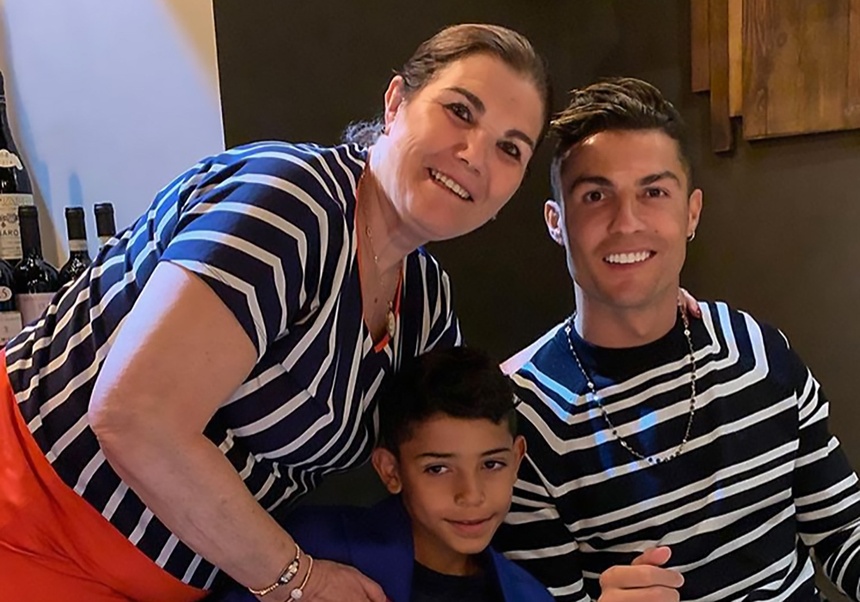 Ronaldo's mother's tearful life: She once wanted to run away from her own house, saving every penny to feed her son's passion - Photo 2.