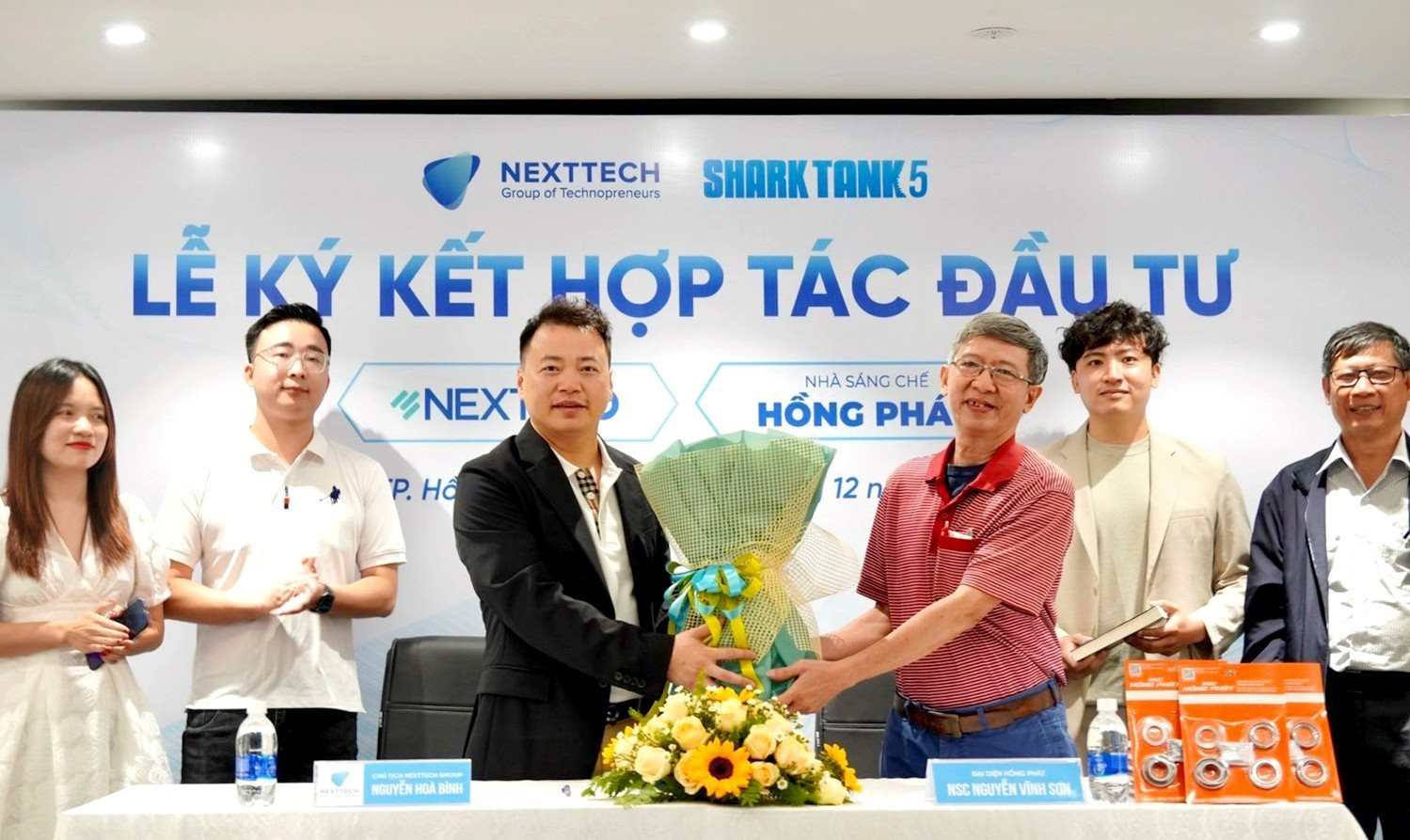 Shark Bình "chốt deal" đầu tiên hậu Shark Tank mùa 5: Gấp đôi vốn cam kết trên sóng, sẽ thương mại hóa áo giáp chống lực dao đâm, chậu cây tưới tự động,... - Ảnh 1. Shark Bình "chốt deal" đầu tiên hậu Shark Tank mùa 5: Gấp đôi vốn cam kết trên sóng, sẽ thương mại hóa áo giáp chống lực dao đâm, chậu cây tưới tự động,... - Ảnh 1.