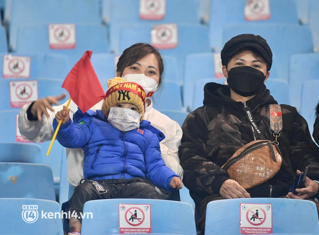 Bất chấp thời tiết lạnh giá đầu năm, hàng nghìn CĐV Việt Nam vẫn háo hức đến SVĐ Mỹ Đình cổ vũ cho đội tuyển quốc gia - Ảnh 16.