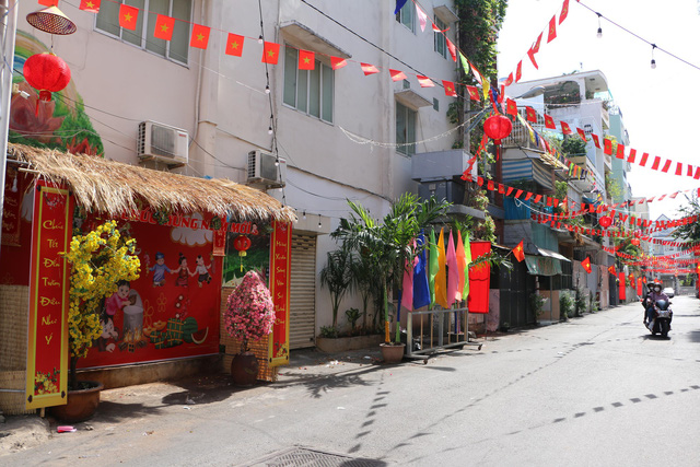 Đường phố TPHCM yên ả, rợp bóng cờ hoa trong ngày mùng 1 Tết  - Ảnh 6.