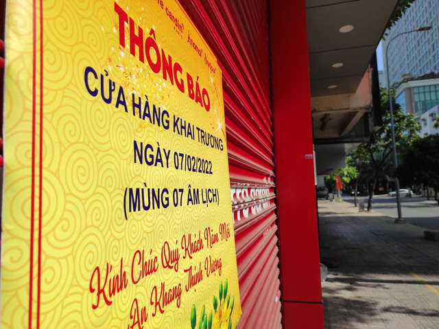Đường phố TPHCM yên ả, rợp bóng cờ hoa trong ngày mùng 1 Tết  - Ảnh 8.