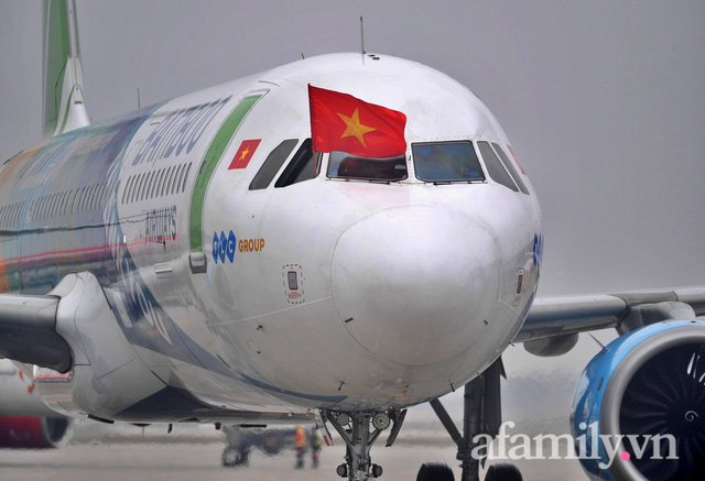  NÓNG: Chuyên cơ chở những cô gái vàng của bóng đá Việt Nam vừa hạ cánh sân bay Nội Bài  - Ảnh 1.