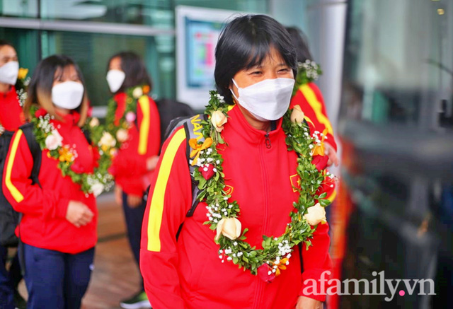  NÓNG: Chuyên cơ chở những cô gái vàng của bóng đá Việt Nam vừa hạ cánh sân bay Nội Bài  - Ảnh 11.