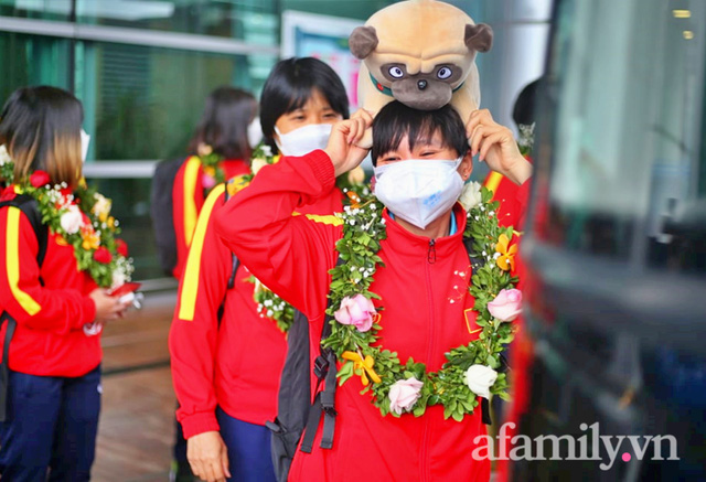  NÓNG: Chuyên cơ chở những cô gái vàng của bóng đá Việt Nam vừa hạ cánh sân bay Nội Bài  - Ảnh 12.