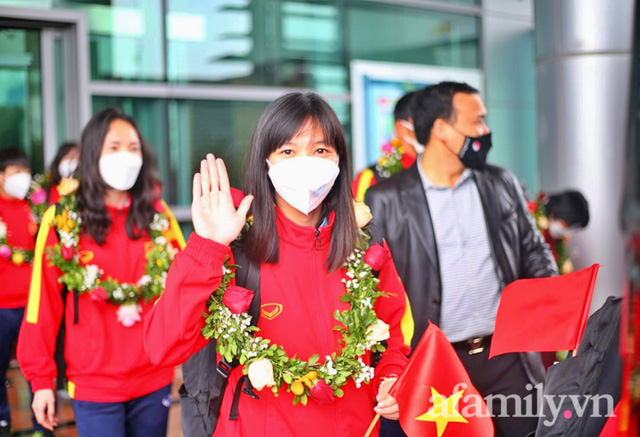  NÓNG: Chuyên cơ chở những cô gái vàng của bóng đá Việt Nam vừa hạ cánh sân bay Nội Bài  - Ảnh 13.
