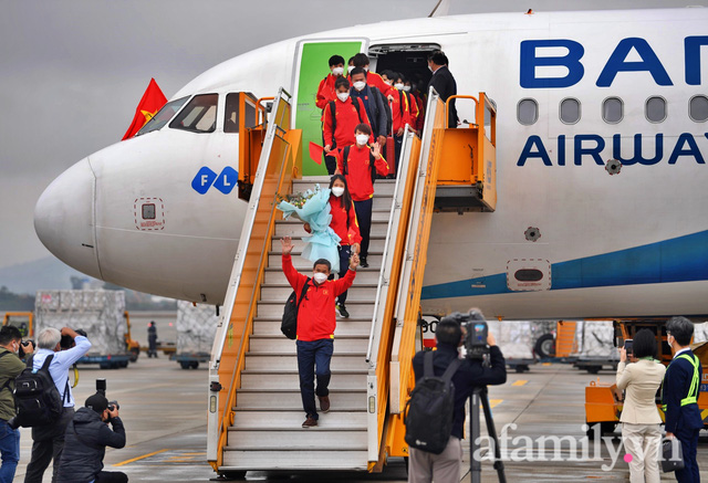  NÓNG: Chuyên cơ chở những cô gái vàng của bóng đá Việt Nam vừa hạ cánh sân bay Nội Bài  - Ảnh 3.