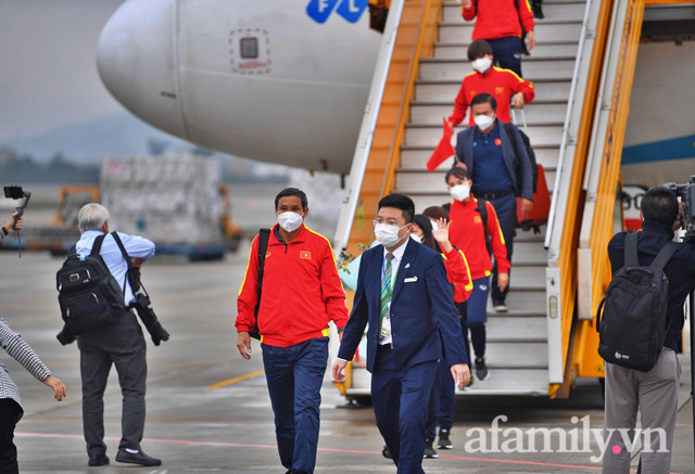  NÓNG: Chuyên cơ chở những cô gái vàng của bóng đá Việt Nam vừa hạ cánh sân bay Nội Bài  - Ảnh 4.