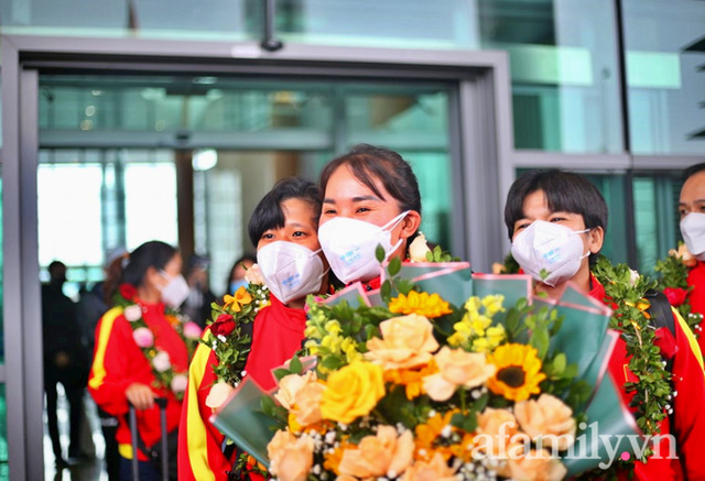  NÓNG: Chuyên cơ chở những cô gái vàng của bóng đá Việt Nam vừa hạ cánh sân bay Nội Bài  - Ảnh 9.