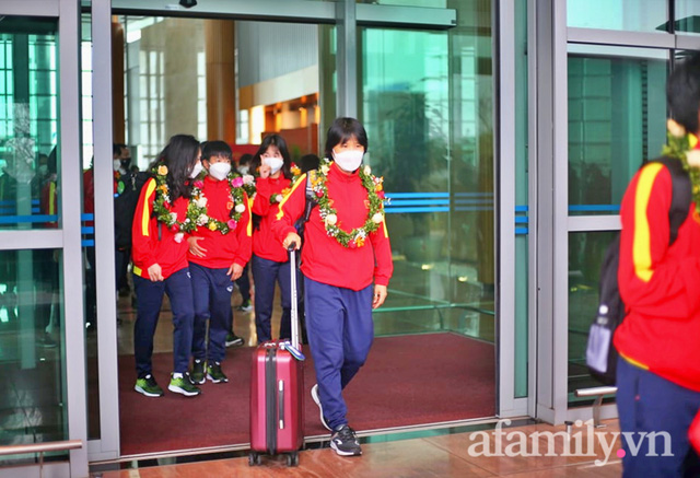  NÓNG: Chuyên cơ chở những cô gái vàng của bóng đá Việt Nam vừa hạ cánh sân bay Nội Bài  - Ảnh 10.