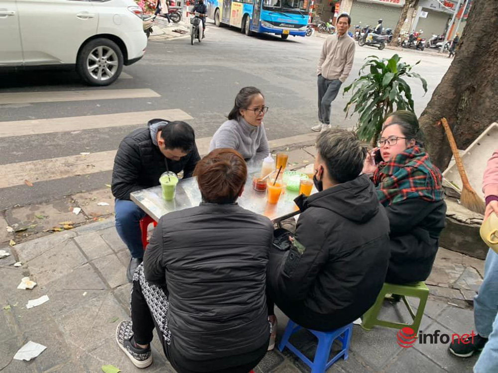 Quán bún ở Hà Nội bé tẹo, chỉ 1m2 thuê 16 nhân viên, bán nghìn bát mỗi ngày, khách ngồi kín vỉa hè chờ ăn trong giá rét - Ảnh 3. Quán bún ở Hà Nội bé tẹo, chỉ 1m2 thuê 16 nhân viên, bán nghìn bát mỗi ngày, khách ngồi kín vỉa hè chờ ăn trong giá rét - Ảnh 3.