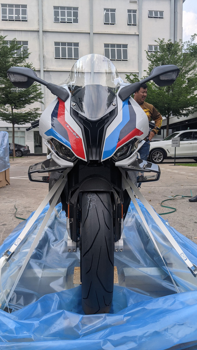 Siêu mô tô BMW M 1000 RR giá 1,6 tỷ đồng về Việt Nam: Cánh gió carbon hầm hố, lô đầu 6 chiếc đã có chủ - Ảnh 3.