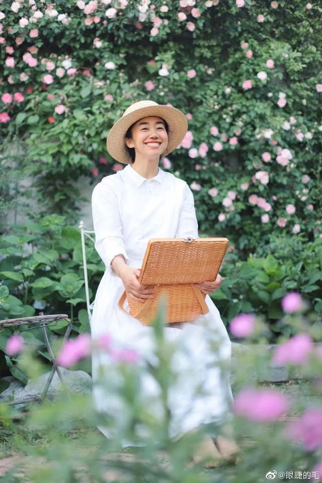  Cô gái trẻ cải tạo đất, mua giống hoa, biến sân nhà thành khu vườn đẹp lung linh với tổng chi phí 1,3 tỷ đồng  - Ảnh 1.