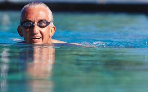  2 môn thể thao giúp tăng miễn dịch cực hiệu quả, bác sĩ 80 tuổi vẫn sung sức khỏe mạnh nhờ tập đều đặn, kiên trì thì tuổi thọ không ngắn  - Ảnh 3.