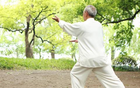  2 môn thể thao giúp tăng miễn dịch cực hiệu quả, bác sĩ 80 tuổi vẫn sung sức khỏe mạnh nhờ tập đều đặn, kiên trì thì tuổi thọ không ngắn  - Ảnh 4.