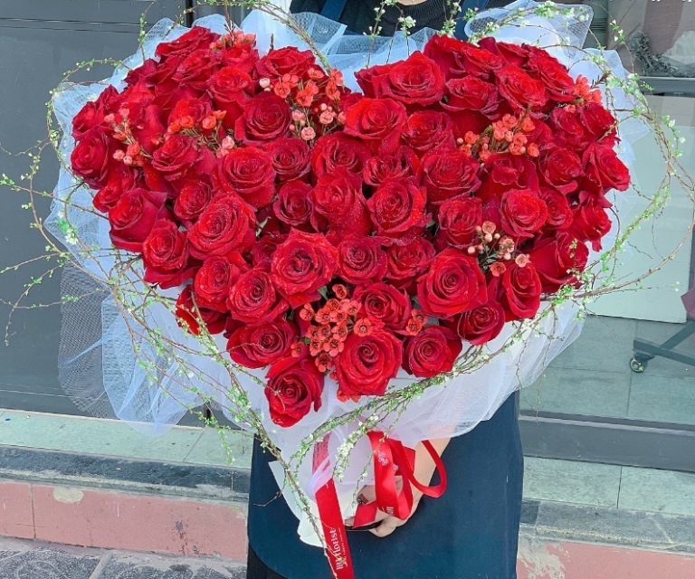 Trong ngày Valentine, không có gì tuyệt vời hơn là tặng cho người yêu một bó hoa hồng đỏ ấm áp, tình cảm. Hãy xem hình ảnh về hoa hồng Valentine để cảm nhận một tình yêu ngọt ngào, đong đầy hạnh phúc.