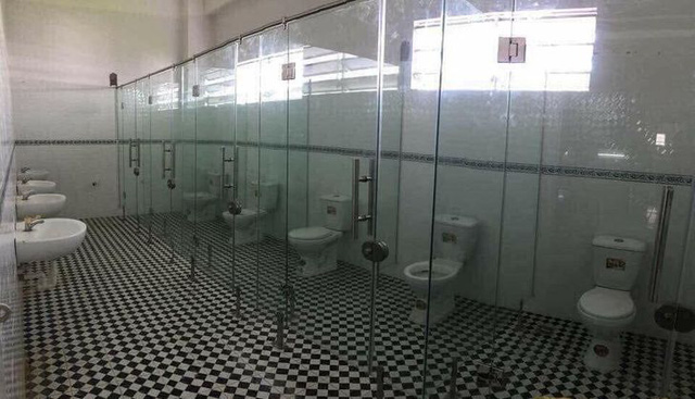  Những thiết kế nhà vệ sinh nhìn thôi đã muốn trầm cảm  - Ảnh 1.