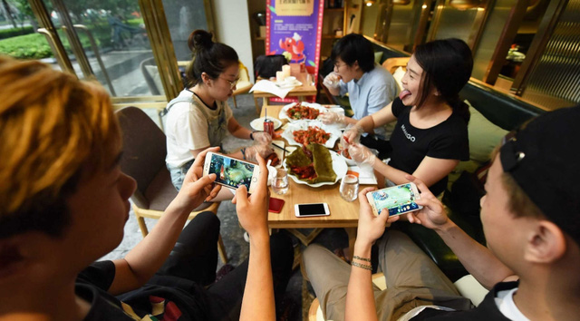 Nghiên cứu: Trung Quốc, Malaysia, Ả Rập Xê-út xếp đầu về mức độ nghiện smartphone trên thế giới - Ảnh 1.