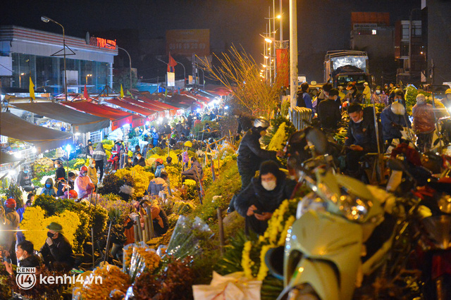 Cảnh trái ngược tại chợ hoa lớn nhất Hà Nội mùa Valentine: Hoa cúng lên ngôi, hoa tình yêu mất giá - Ảnh 11.
