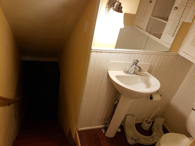  Những thiết kế nhà vệ sinh nhìn thôi đã muốn trầm cảm  - Ảnh 11.