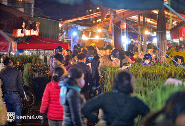 Cảnh trái ngược tại chợ hoa lớn nhất Hà Nội mùa Valentine: Hoa cúng lên ngôi, hoa tình yêu mất giá - Ảnh 15.