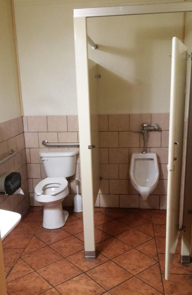 Những thiết kế nhà vệ sinh nhìn thôi đã muốn trầm cảm  - Ảnh 31.