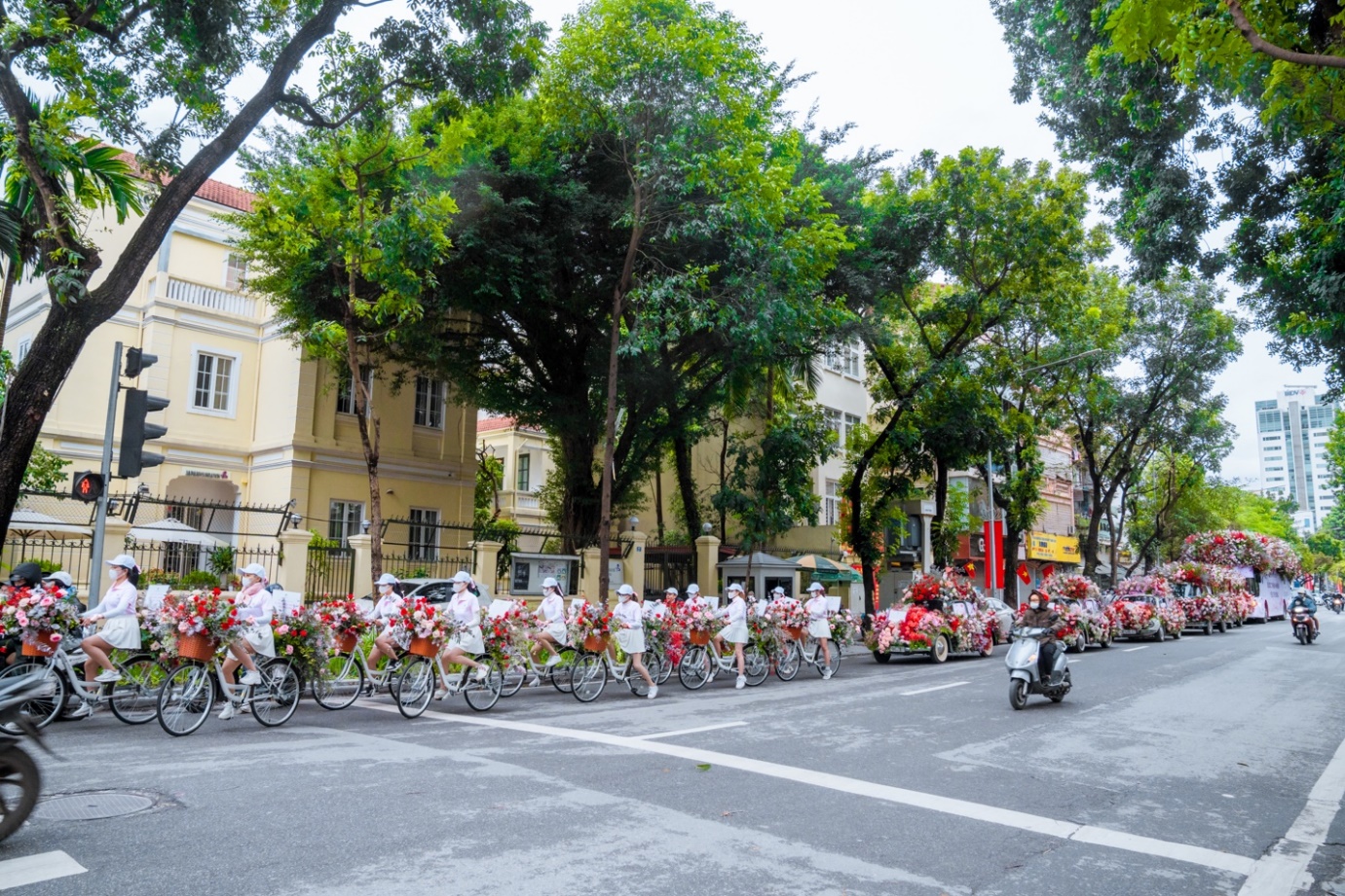 Valentine 2022: Màn tỏ tình ấn tượng nhất thế giới vừa diễn ra ở Hà Nội với 99.999 bông hồng - Ảnh 5.