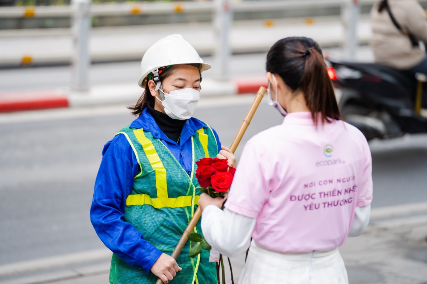 Valentine 2022: Màn tỏ tình ấn tượng nhất thế giới vừa diễn ra ở Hà Nội với 99.999 bông hồng - Ảnh 6.