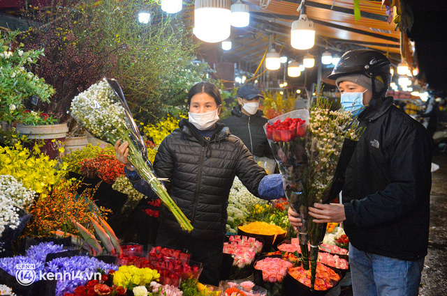 Cảnh trái ngược tại chợ hoa lớn nhất Hà Nội mùa Valentine: Hoa cúng lên ngôi, hoa tình yêu mất giá - Ảnh 7.