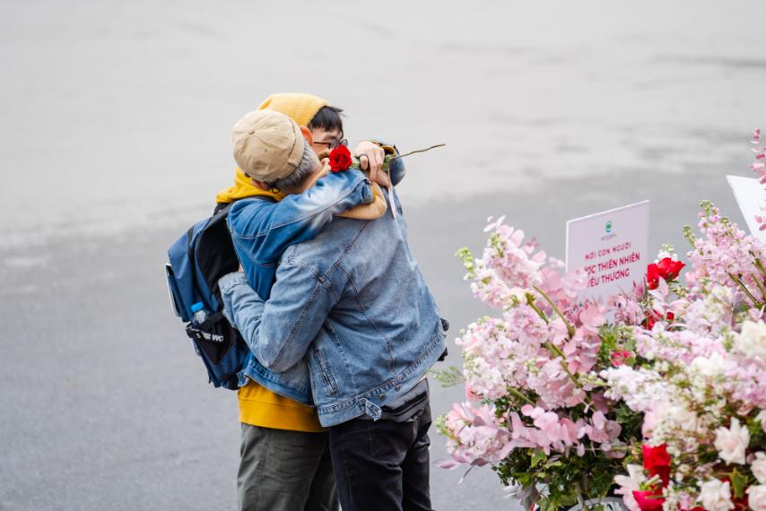 Valentine 2022: Màn tỏ tình ấn tượng nhất thế giới vừa diễn ra ở Hà Nội với 99.999 bông hồng - Ảnh 10.