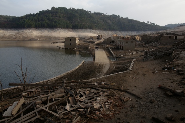 Ngôi làng ma bị nhấn chìm dưới nước 30 năm bất ngờ trồi lên, mang theo tàn tích như phim kinh dị - Ảnh 2.