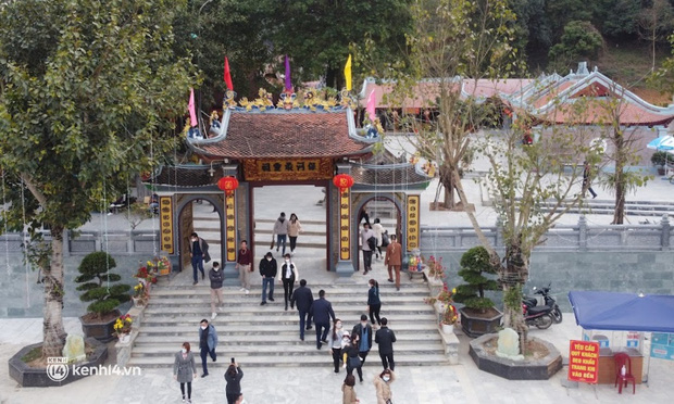  Lào Cai: Hàng nghìn du khách tới dâng lễ Đền ông Hoàng Bảy ngày Rằm tháng Giêng - Ảnh 1.